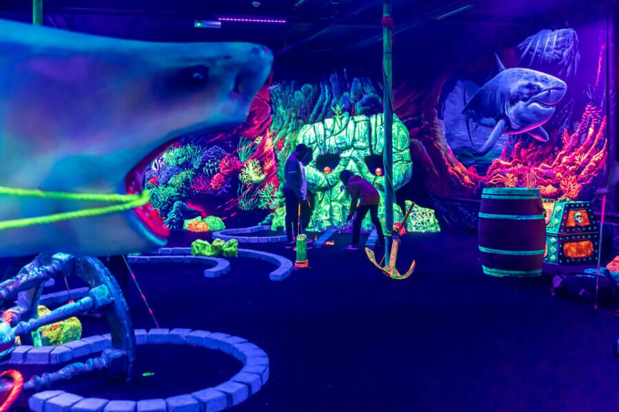 Aloha Amsterdam: 12-Hole Glow-in-the-Dark Mini-Golf - Aloha Amsterdam at De Ruijterkade: finding the spot fast