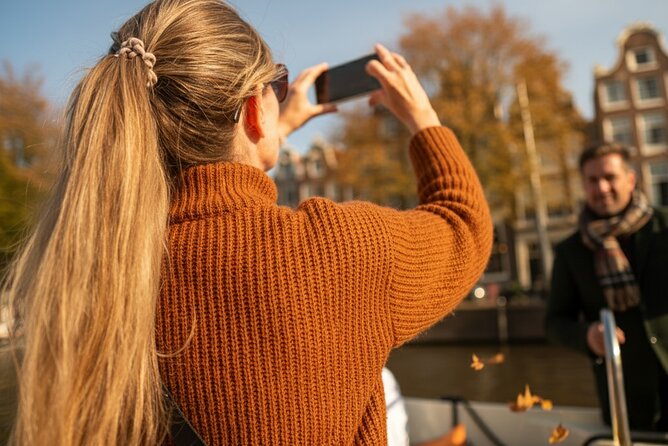 Amsterdam 1-Hour Canal Cruise With Live Guide - Getting there: Prinsengracht 261a and how to avoid stress