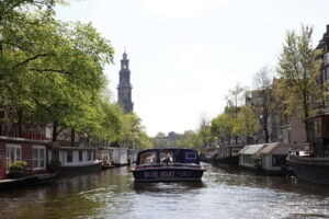 Amsterdam: 75 Minute City Canal Cruise with Audio Guide - Getting to the dock: the south-of-center logistics