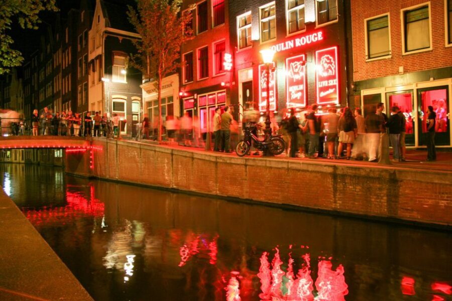 Amsterdam: After Dark Red Light District Tour - A 90-Minute Night Walk Through De Wallen’s Old and New