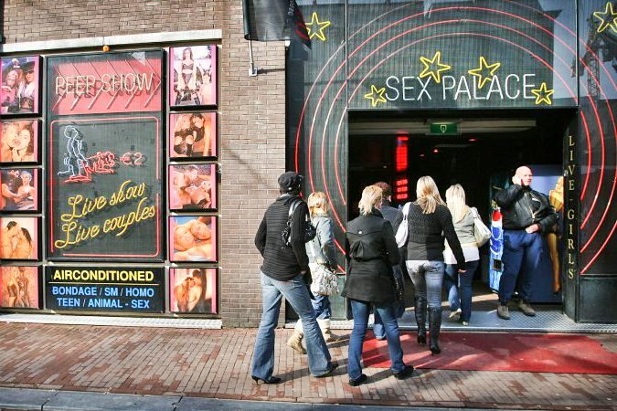 Amsterdam: After Dark Red Light District Tour - Visiting the Red Light District: Seeing More Than Lights