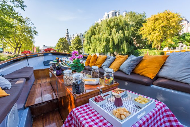 Amsterdam All-Inclusive 90-Minutes Heated Cruise by Captain Jack - Drinks and Dutch Snacks: Unlimited Heineken Without Making It a Party Boat