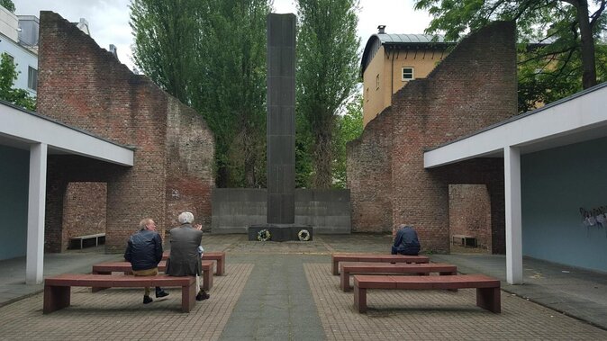 Amsterdam: Anne Frank and Jewish Quarter Walking Tour (TOP RATED) - The Portuguese Synagogue stop: starting with Dutch Golden Age context