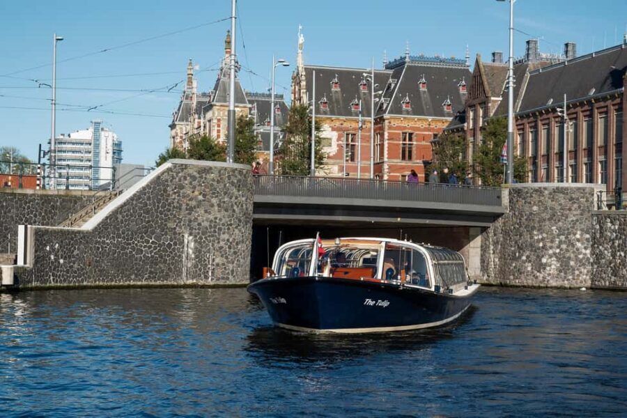 Amsterdam: Canal Cruise with Live Commentary & Audio Guide - Live commentary + audio app: how to get the most out of listening
