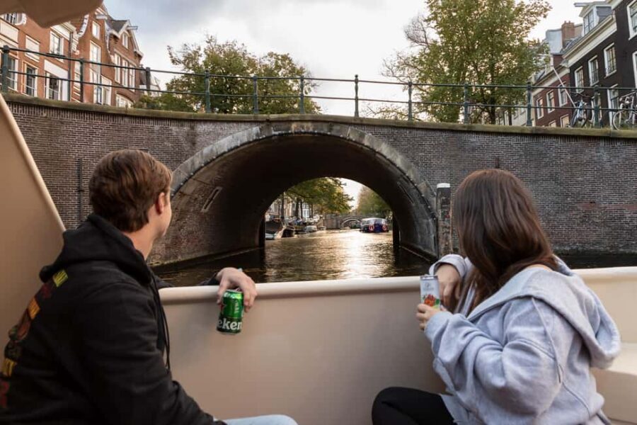 Amsterdam: Canal Cruise with Live Commentary & Audio Guide - Onboard host, drinks, toilet, and why the practical stuff matters