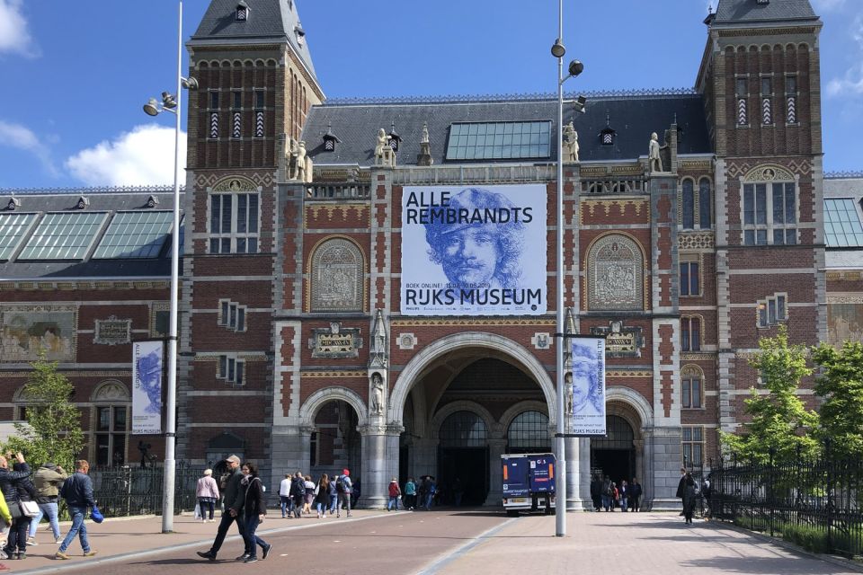 Amsterdam City Center Guided Walking Tour - 12 guests 2,5h - Dam Square: Royal Palace and Nieuwe Kirk with context