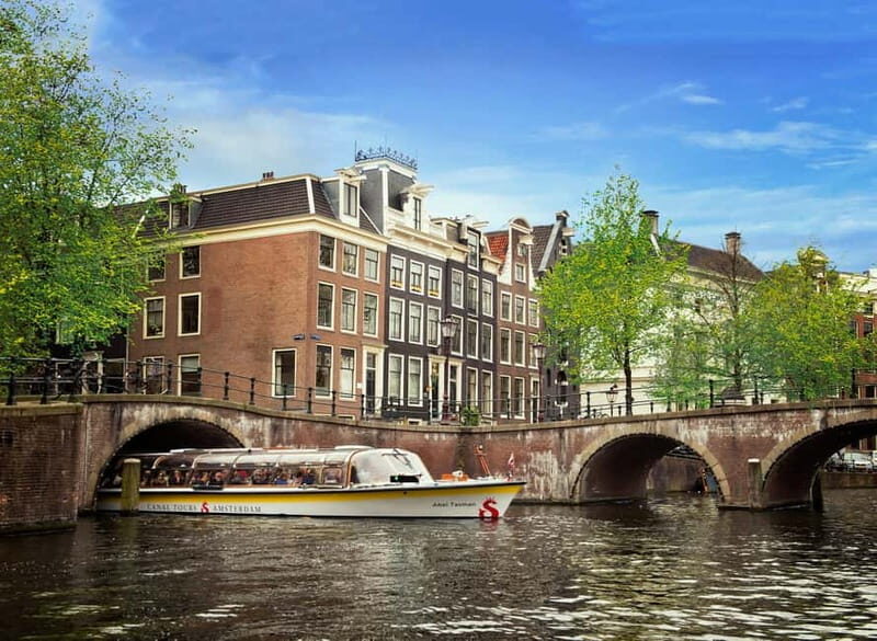 Amsterdam: City Centre Canal Cruise & Free Flower Cocktail - Audio guide and Wi‑Fi: how to listen without missing the sights