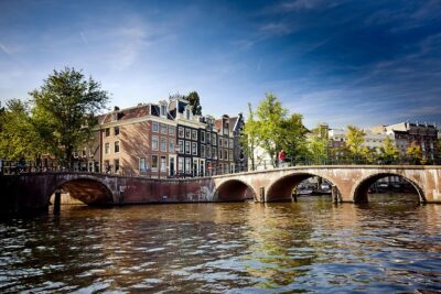 Amsterdam City Centre Cruise on heated boat with Audioguide - Your 1-hour route: the landmarks that anchor the story