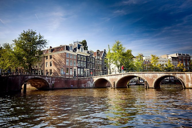 Amsterdam City Centre Cruise on heated boat with Audioguide - Your 1-hour route: the landmarks that anchor the story