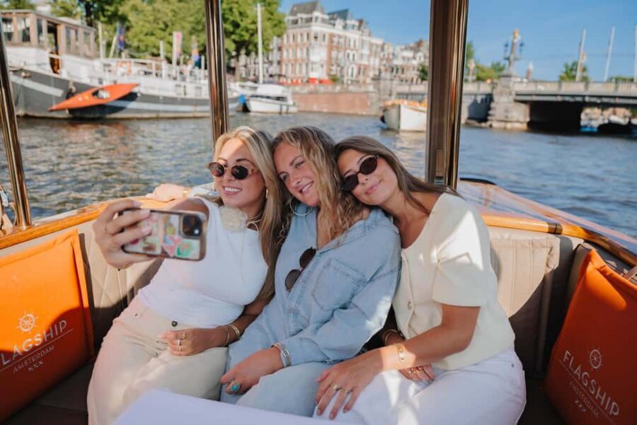 Amsterdam: Classic Boat Cruise with Optional Cheese & Wine - Herengracht, Hotel Seven Bridges, Het Grachtenhuis, and Leliegracht for the finishing stretch
