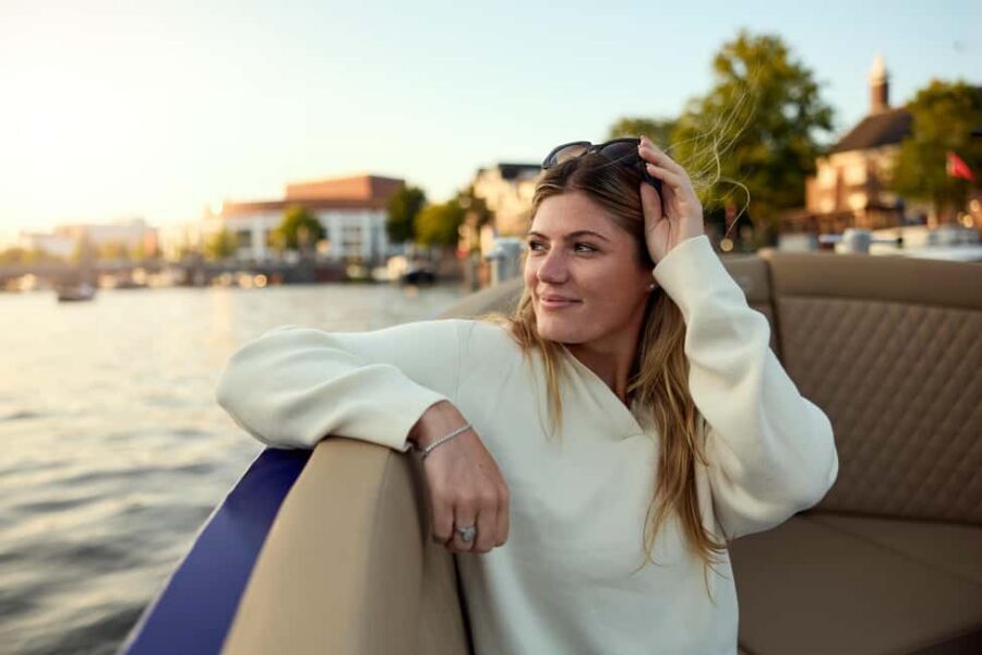 Amsterdam: Cozy Evening Canal Cruise With Open Bar Option - A One-Hour Cruise That Gets You Oriented Fast