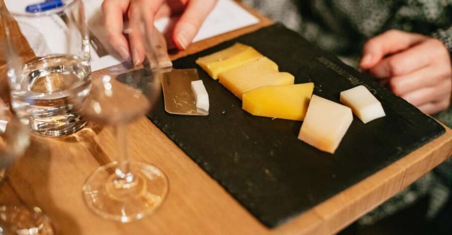 Amsterdam: Dutch Cheese Tasting Experience with Wine - Meeting Point and First Impression: Old Amsterdam Cheese Store