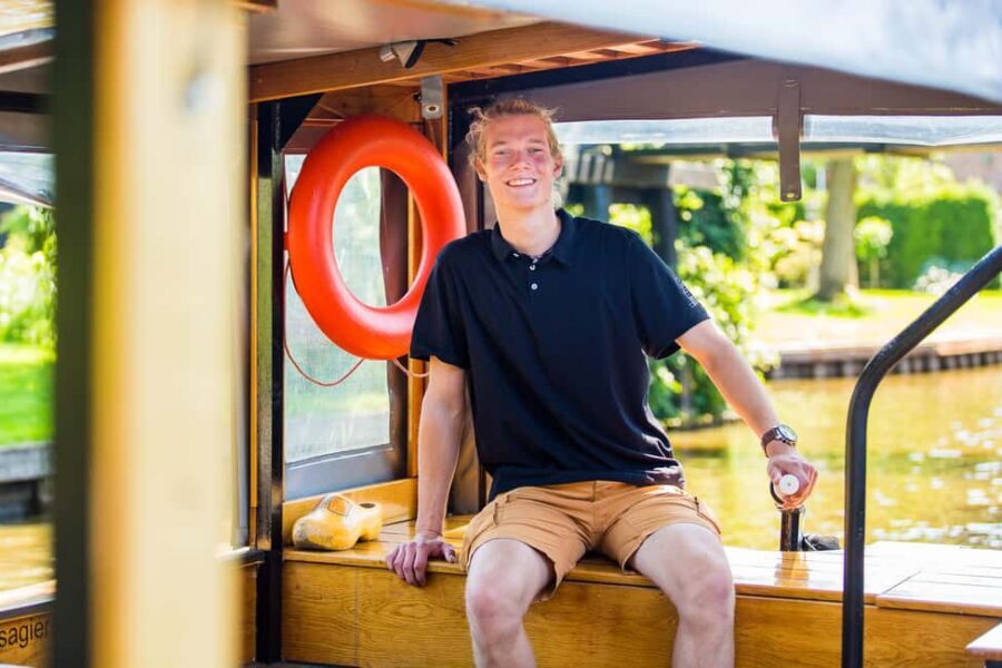 Amsterdam: Giethoorn Day Trip with Boat Tour - From Amsterdam Central to Giethoorn: coach comfort and how to spend the drive