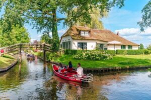 Amsterdam: Giethoorn Day Trip with Boat Tour - Giethoorn’s car-free charm: canals, bridges, and how the town is meant to be seen