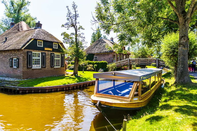 Amsterdam: Giethoorn Day Trip with Boat Tour - The Giethoorn boat hour: restored farmhouses from water level