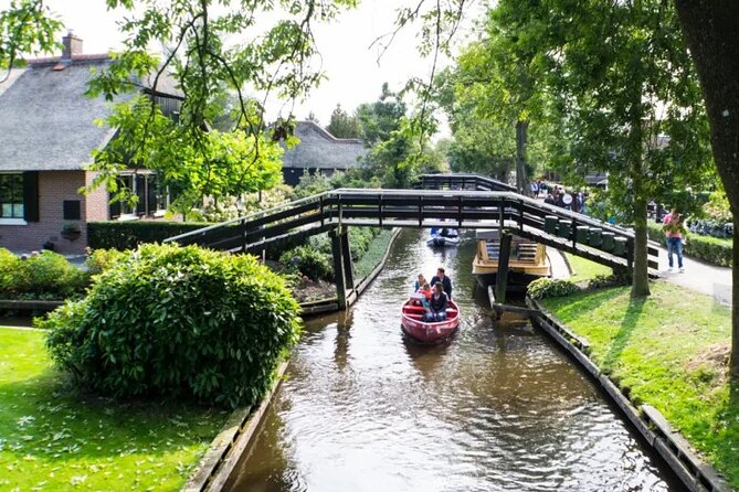 Amsterdam: Giethoorn Tour Scenic Cruise, Cheese & Free Time - Giethoorn’s Canal Vibe, Without the Amsterdam-to-Overthinking