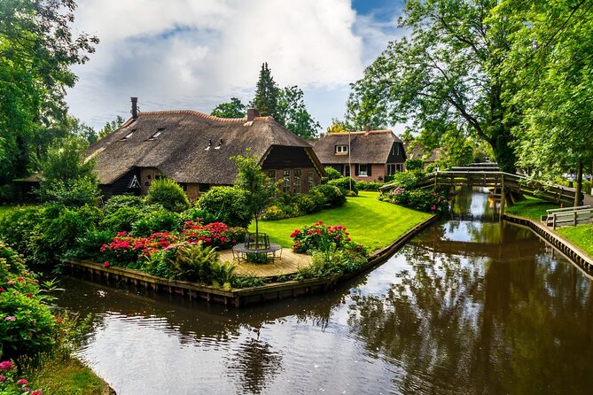 Amsterdam: Giethoorn Tour Scenic Cruise, Cheese & Free Time - The Exclusive 1-Hour Canal Cruise: Where Giethoorn Turns Into a Movie