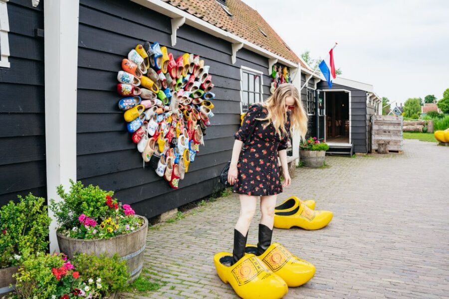 Amsterdam: Giethoorn, Volendam, and Zaanse Schans Tour - Zaanse Schans Windmills and Clogs: What You Actually Do There