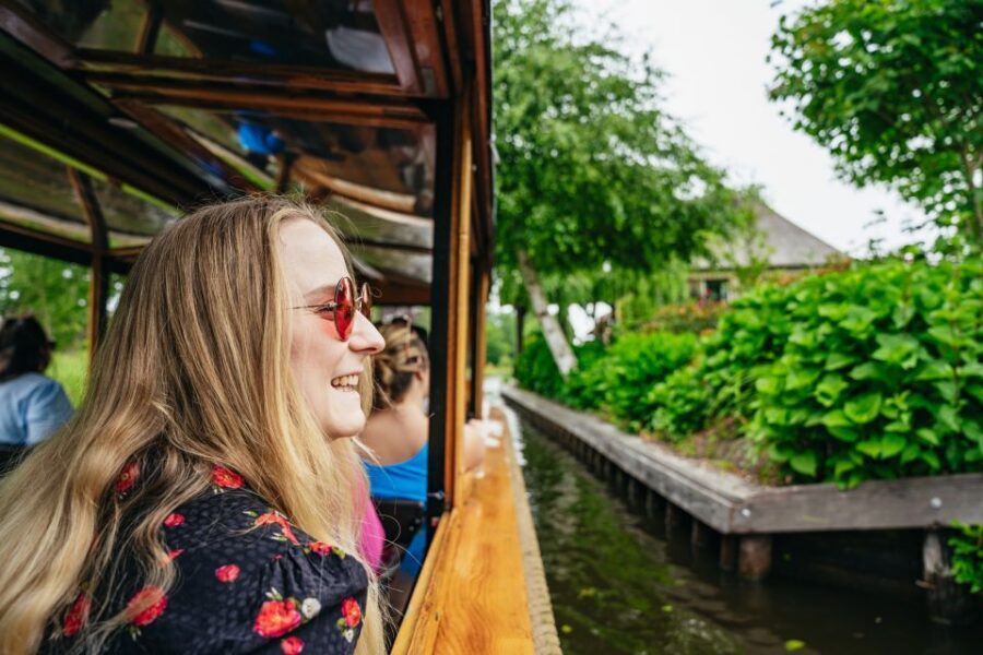 Amsterdam: Giethoorn, Volendam, and Zaanse Schans Tour - Giethoorn Canal Cruise: How the Venice of the North Works