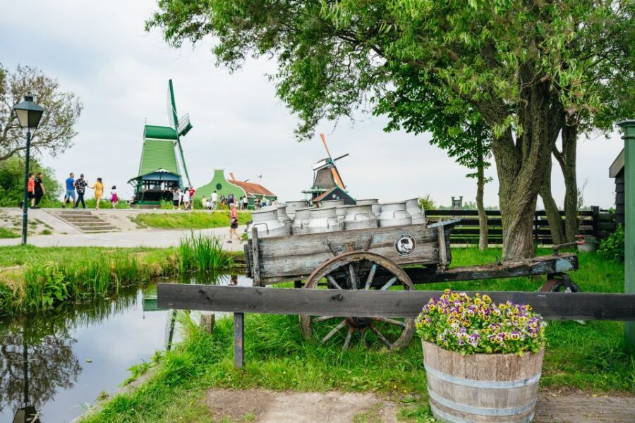 Amsterdam: Giethoorn, Volendam, and Zaanse Schans Tour - Rain, Walking, and Comfort: The Trade-Offs You Should Plan For