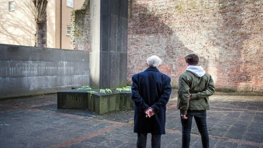 Amsterdam: Guided Anne Frank Small-Group Walking Tour - Walking From Esnoga: where the route gains emotional momentum