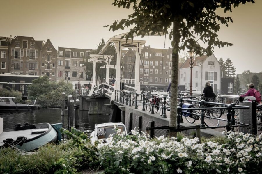 Amsterdam: Guided City Bike Tour in French - Key points before you book