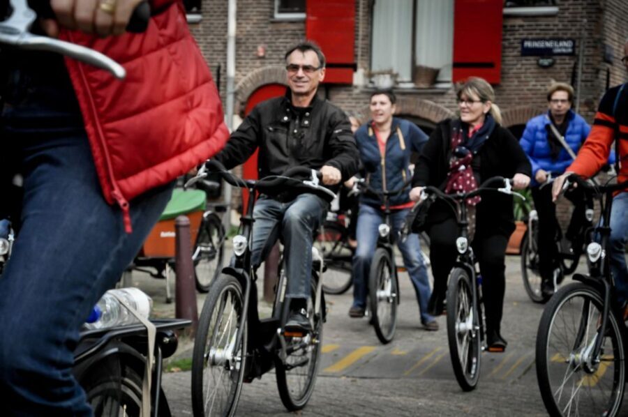 Amsterdam: Guided City Bike Tour in French - Pedaling the canal ring: how the route feels like a local