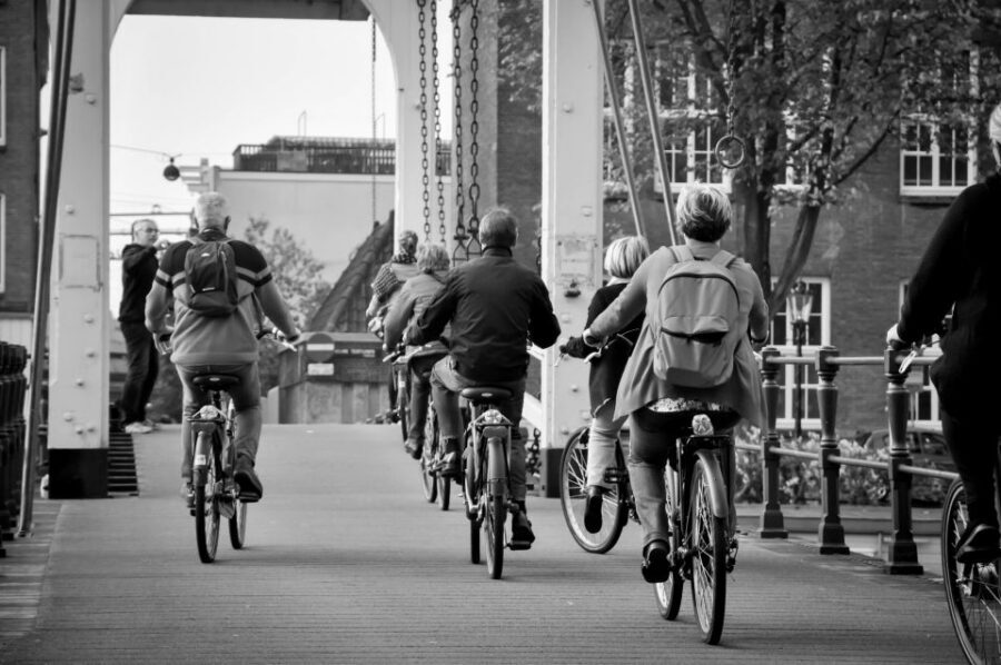 Amsterdam: Guided City Bike Tour in French - From Western Islands to De Negen Straatjes: the early ride that sets your bearings