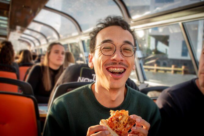 Amsterdam Guided Cruise with New York Pizza, Drinks and Ice Cream - Magere Brug at Night: The Skinny Bridge Moment
