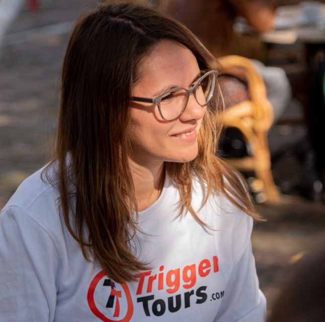 Amsterdam: Highlights & History Walking Tour - Crooked houses, the narrowest street, and canal-side orientation
