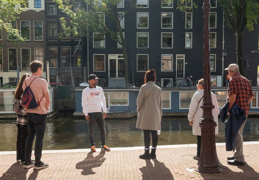 Amsterdam: Jewish Quarter and History Guided Tour - Starting by the Amstel River: setting the story’s tone