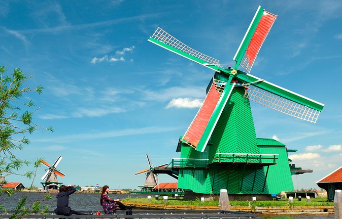 Amsterdam: Keukenhof and Zaanse Schans Windmills Guided Day Trip - Clogs and shoemakers: the short stops that make souvenirs feel real