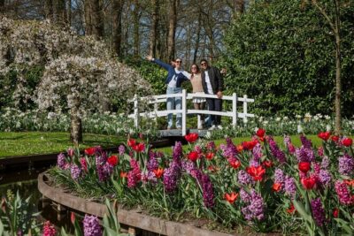 Amsterdam: Keukenhof, Zaanse Schans & Volendam Tour - Volendam and Marken with a 30-minute boat ride: classic fishing village energy