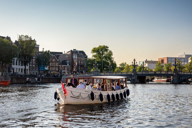 Amsterdam: Luxury Boat Cruise Unlimited Cocktails, Beers & Wines - Damrak Gin & Tonics on a quiet electric boat