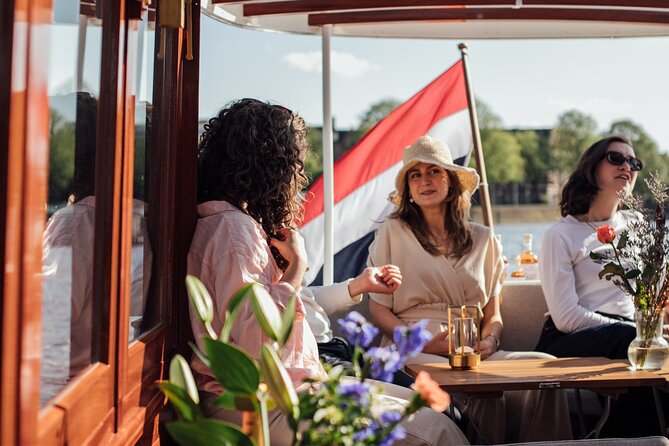 Amsterdam: Luxury Saloon Boat Cruise with Cocktails & Waffle - The drink reality: plan for the bar, not the promise