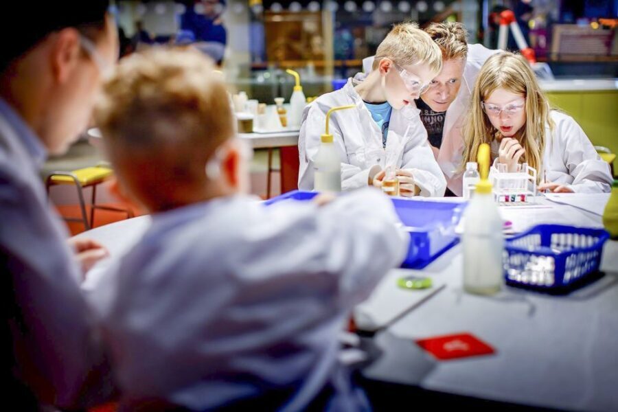 Amsterdam: NEMO Science Museum Ticket - Crowds, school groups, and how to make it feel relaxed