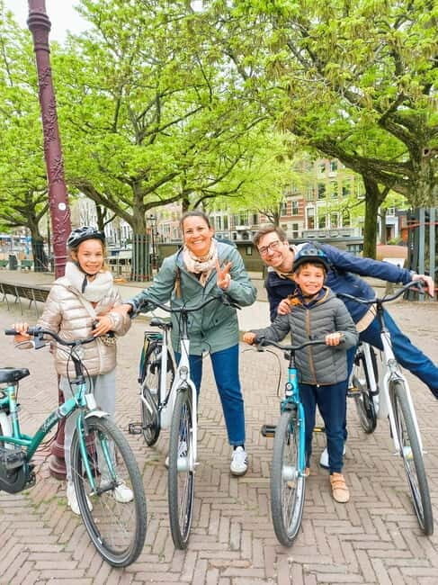 Amsterdam: Off the Beaten Path Bike Tour in French - From Centrum to Prins Hendrikkade: canal city, but with breathing room