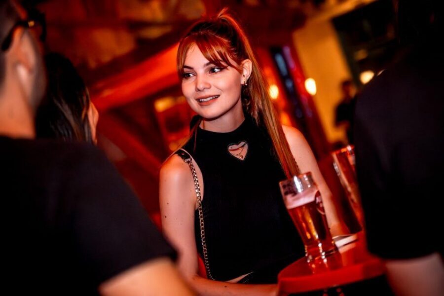 Amsterdam: Original Pub Crawl Party with VIP Entrance - Dress code and ID: the simple rules that prevent door drama