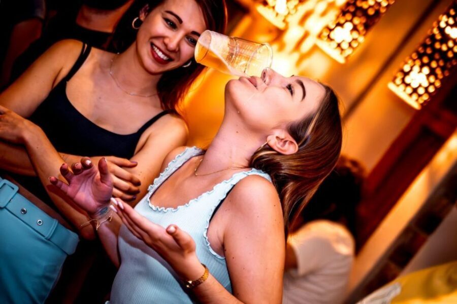 Amsterdam: Original Pub Crawl Party with VIP Entrance - How long it really feels (4 hours is a sweet spot)