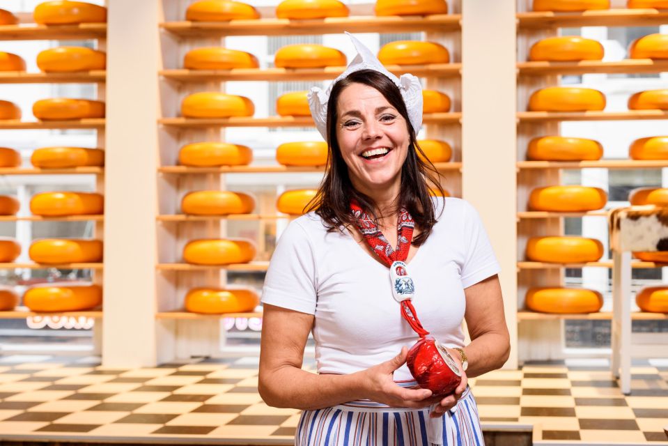 Amsterdam: Premium Henri Willig Cheese Tasting Experience - The cheese course: 10 Gouda samples plus crackers and water