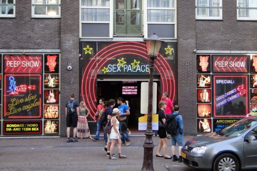 Amsterdam: Red Light District and Local Pub Tour - Royal Palace and Dam Square: Why the Ending Matters