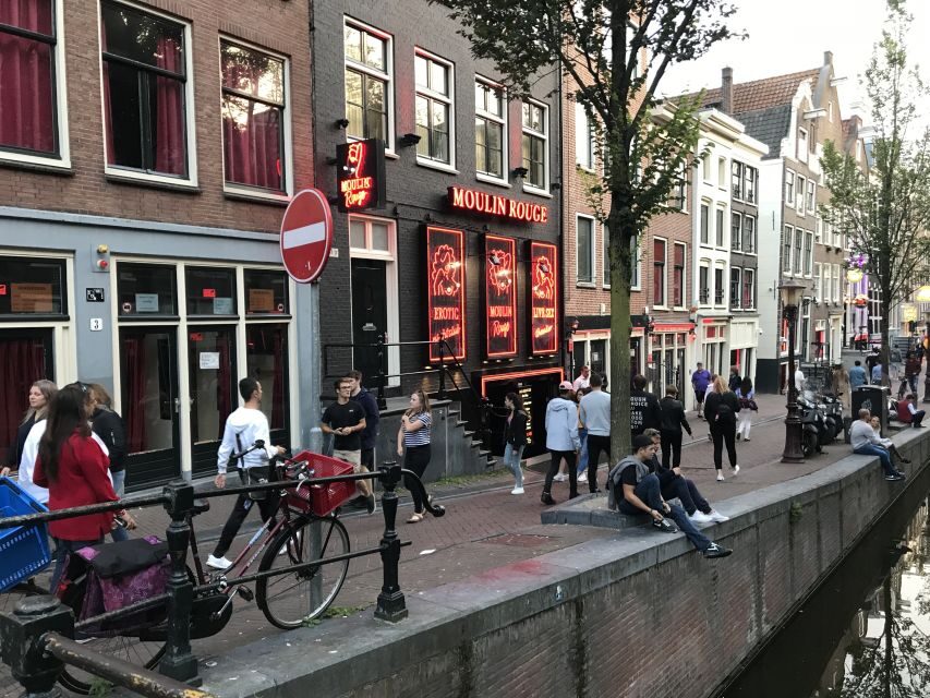 Amsterdam: Red Light District and Local Pub Tour - Start in Central Amsterdam: Meeting Points and First Impressions