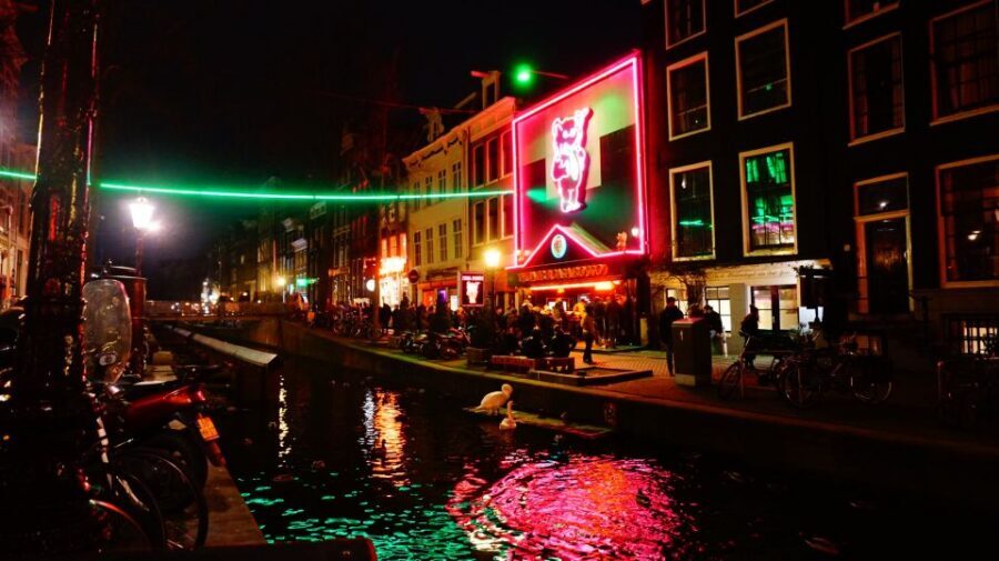 Amsterdam: Red Light District Exclusive Night Tour - Amsterdam Red Light District at Night: Why this timing matters