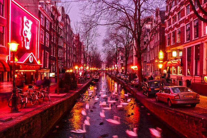 Amsterdam Red Light District Walking Tour in EN/DE/IT/ES - The optional peepshow (2€): decide based on comfort, not curiosity
