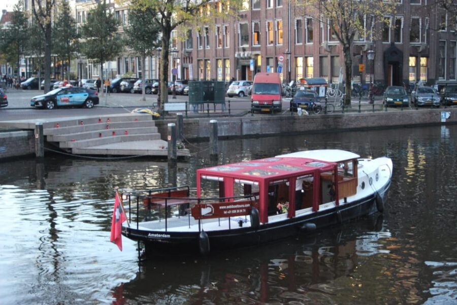 Amsterdam: Small-Group Canal Cruise incl. Drinks and Snacks - Meeting Sebi and the Giuliana: What makes this cruise different