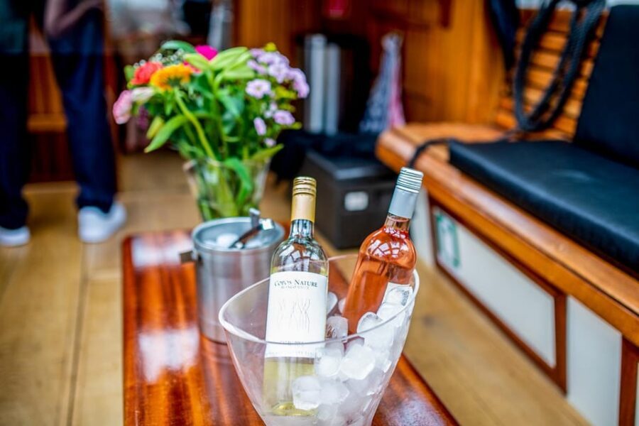 Amsterdam: Small-Group Canal Cruise incl. Drinks and Snacks - Drinks and Dutch snacks: included, and not an afterthought
