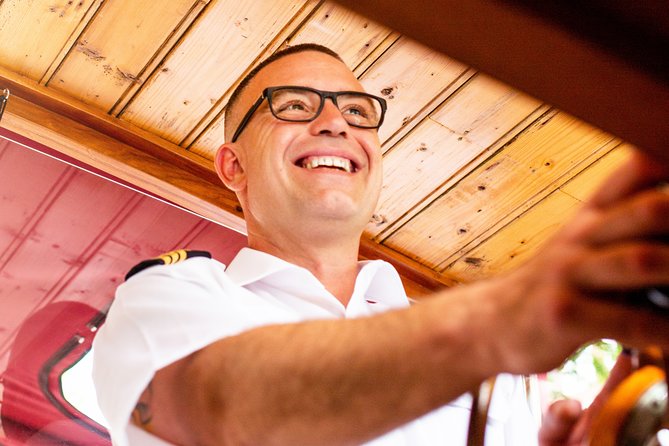 Amsterdam Small-Group Canal Cruise With Dutch Snacks and Drink - Food and drinks: why the Dutch snacks matter on this cruise