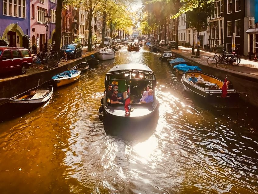 Amsterdam: Smoke and Lounge City Boat Cruise - High Light Tour: winter light artworks with a relaxed 70-minute twist