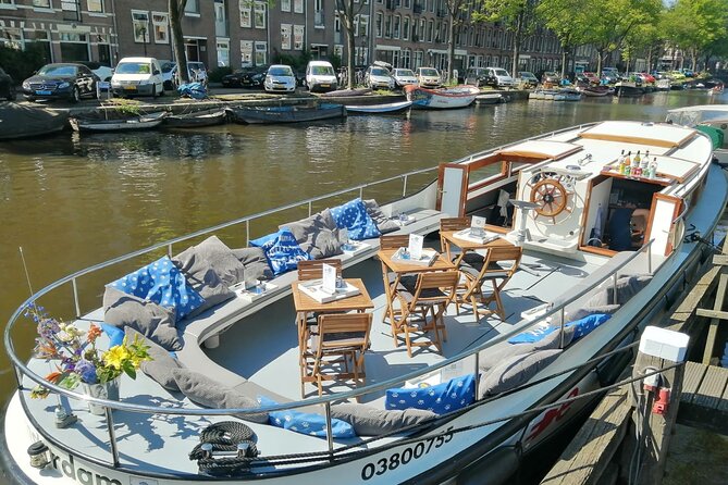 Amsterdam The Bulldog Boat Smoke Friendly Cruise + 2 drinks - Drinks, blankets, and the “chill party” vibe