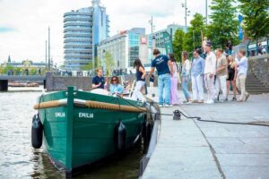 Amsterdam: The Newest Canal Cruise with Drink Option - One hour on the canals: how the skipper’s storytelling shapes the view